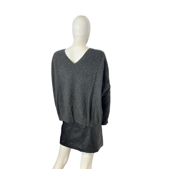 Vince Gray 100% Cashmere Loose Fit V-Neck Pocket Sweater Size XS/S - Picture 3 of 5